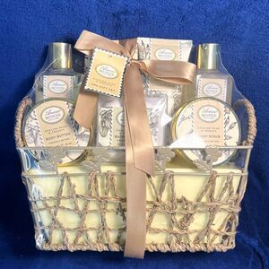 Ariose Monde Bath &Body English Pear &Freesia Spa Gift Set